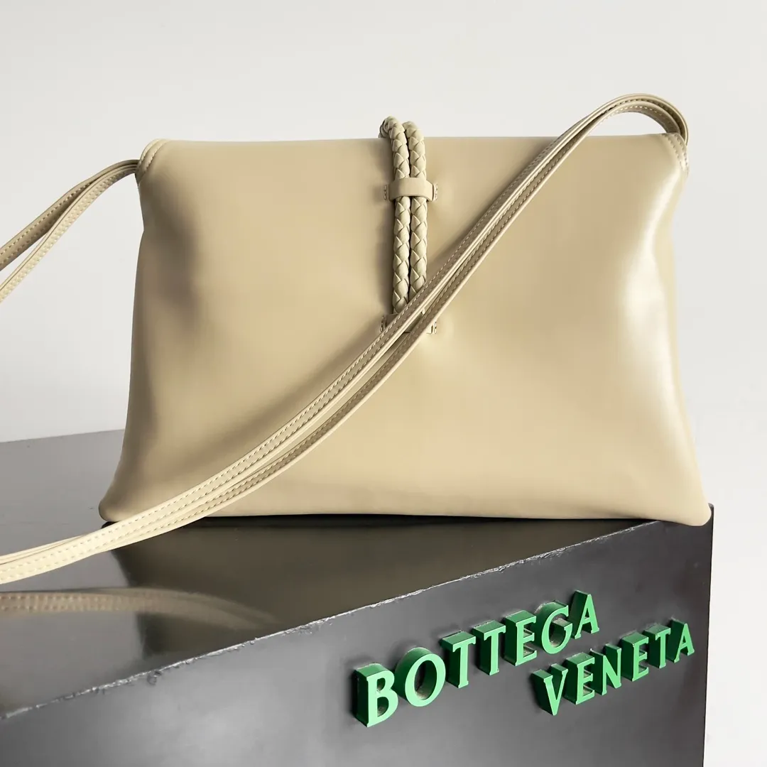 Batch 1680 Inspired by the 1970s, the Bottega Veneta women's logo shoulder bag has a smooth leather surface that brings a clean and handsome feel, just like the neatness and tenacity of a working woman. The front buckle is made of high-quality hardware pendant, the overall retro elegance, and the excellent leather feels soft. This Bottega Veneta series can be described as beautiful, weakening the complexity of the outfit, not competing for it, and only using the best quality to interpret itself. Style number: 806034 (large size) Size: 30*20*8cm